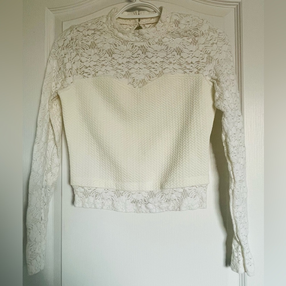 In's white lace blouse